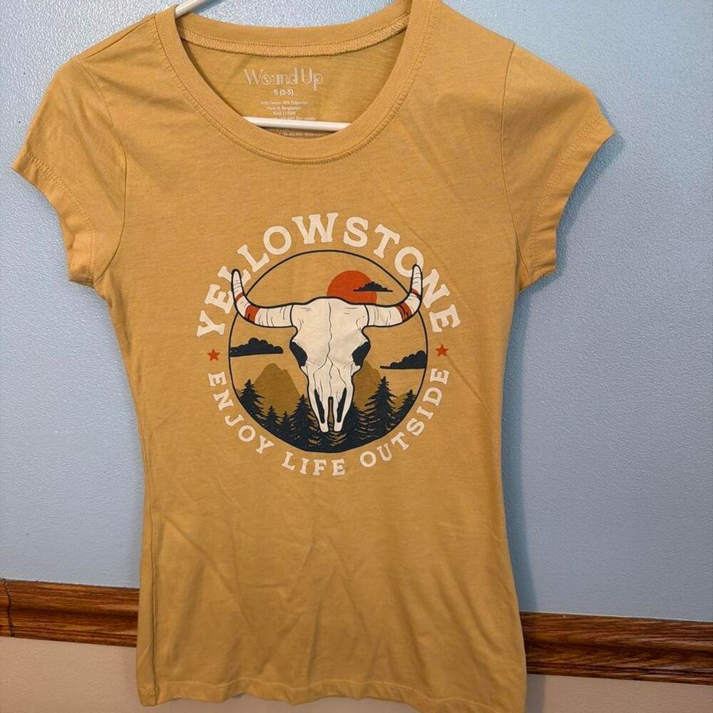 Western-style Yellowstone T- shirt with cow skull design Size Small